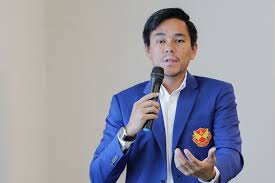 Guan dee yang juga setiausaha agung parti solidariti tanah airku (star) mengangkat sumpah jawatan itu pada istiadat pengurniaan surat cara pelantikan dan sumpah simpan rahsia di singgahsana kecil, istana negara di sini. Johan Dilantik Ceo Selangor Fc