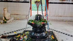 Sawan 2022: औरंगजेब के जमाने का है लखनऊ का सिद्धनाथ शिव मंदिर, सावन में  लगता भव्‍य मेला - Sawan 2022 Siddhanth Shiva temple is three hundred years  old of lucknow