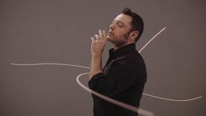 Un brano che parla di spiritualità e dio, un tema ricorrente negli ultimi. Tiziano Ferro Annuncia La Nuova Cover Sara E Ti Vengo A Cercare Di Battiato