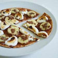 S Mores Pizza Avec Une Tortilla Complete Pb2 Au Chocolat Banane Quelques Marshmallows Vegan Des Copeaux De Chocolat Copeaux De Chocolat S Mores Tortilla