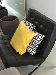 Capa De Almofada Amarela E Cinza Poltrona Barcelona Na Cor Preta Com Almofadas Chevron Preta E Branca E Uma Almofada Amarela Almofadas Amarelas Almofadas Para Sala Colcha De Cama Casal