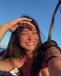 Isis Wilson's Instagram, Twitter & Facebook