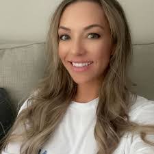 Lindsay Nicole's Instagram, Twitter & Facebook