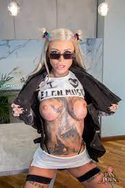 Sasha Beart takes two impressive cocks simultaneously