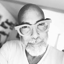 Ningún proceso de manifestación tiene su inicio en el mundo físico. La  Manifestación comienza en el Ahora. En la próxima conversación que tengas  en tu mente. Empieza en tu constante conversación interior.