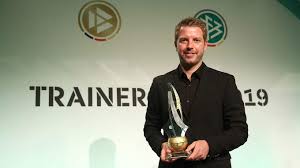 2 die hosengrößen für kinder. Florian Kohfeldt Erhalt Trainerpreis Des Deutschen Fussballs Dfb Deutscher Fussball Bund E V