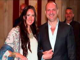 على الفور أمر مدير الأمن بتشكيل فريق بحث باشراف العميد مدحت النادي مدير البحث الجنائي تبين من التحريات ان المجني عليه يدعي سعد مسعود نخلة 57 سنة ويعمل بالمقاولات وانه كان يستقل سيارته بأحد شوارع مدينة الفيوم عقب صلاة التراويح وان اشخاصا كانوا يستقلون. Ù‡Ù† Ø¹Ù„Ù‰ Ø§Ù„Ø±ØºÙ… Ù…Ù† ÙØ§Ø±Ù‚ Ø§Ù„Ø³Ù† Ù…ÙŠ Ø§Ù„Ù†Øµ Ø§Ù„Ø­Ù„Ùˆ ÙÙŠ Ø­ÙŠØ§Ø© Ø®Ø§Ù„Ø¯ Ø§Ù„ØµØ§ÙˆÙŠ