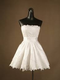 Un abito da sposa corto è perfetto per le spose piccoline perché slancia la figura e per quelle che vogliono mettere in risalto le gambe dritte e ben proporzionate. Abiti Da Sposa Corti Lemienozze Shop