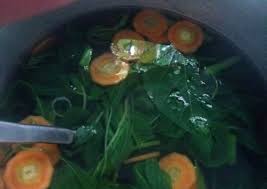 Angkat dan pindahkan ke siram bumbu kacang ke atas bayam yang sudah di rebus dan taburkan telur puyuh rebus. Resep Sayur Bening Bayam Simple Oleh Putry Vibry Cookpad