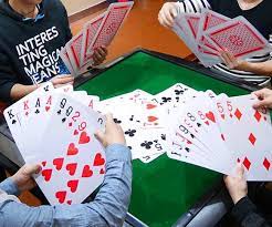 Los juegos de póker son algunas de las opciones más reconocidas en los casinos del mundo entero, las cartas de poker y hablamos de juegos porque en realidad, se han creado tantas variantes del juego que hoy en día se puede jugar incluso con dados o con alguna baraja distinta; Baraja Gigante De Cartas De Poker Deja De Pensar