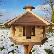 Das Hauschen Hat Ein 6 Eckiges Dach Das Grosse Vogelhaus Aus Holz Ist In Handarbeit Gefertigt Dach Impragniert Vogel In 2020 Vogelfutterhaus Futterspender Vogelhaus
