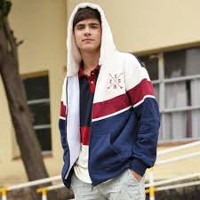 ♥️🎓 La promo 21 no se calma nada 🎓♥️ 😍 Estamos así con este diseño 😍.  Tremenda campera combinada con chomba 💣 Y si, los colores clásicos no  pasan nunca de moda