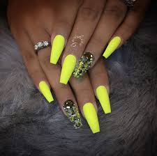 Uñas acrilicas súper lujosas con un efecto brillante en punta ballerina y tonos propios para días especiales. Disenos De Unas Acrilicas De Colores Neon Decoracion De Unas
