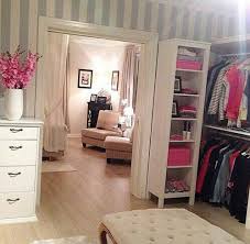 غرفة نوم مع مقاعد للجلوس بالإضافة إلى غرفة ملابس مفتوحة مع غرفة النوم Bedroom With Sofa To Sit With Dress Room Home Decor Pretty Bedroom Bedroom Styles