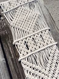 Décorez votre table avec un chemin de table personnalisé. Chemin De Table En Macrame Design Moderne Par Thestinsonstudio Macrame Table Runner Modern Macrame Macrame Patterns