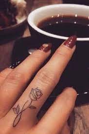 40 Tatuagens Para O Dedo Medio Finger Tattoos Finger Tattoo Designs Meaningful Tattoos For Women