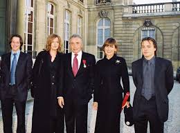 Cynthia sardou a la mauvaise idée de naître fille au moment même où la maîtresse de son père, michel sardou, lui donne l'héritier mâle tant désiré. Sandrine Cynthia Romain Et Davy Qui Sont Les Enfants De Michel Sardou