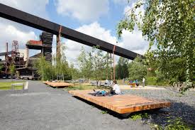 Grosszugige Holzplateaus Auf Dem Loschgleis C Claudia Dreysse 2014 Oberhausen Park Verein