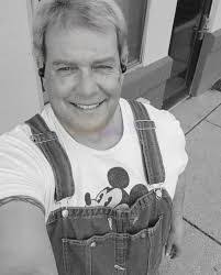 Stephen Hake's Instagram, Twitter & Facebook