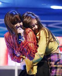 Middle finger up f you pay me. Jennie Lisa Jennie Blackpink Photo 41375894 Fanpop