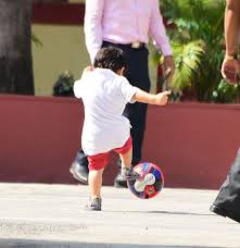 Hq Pics Taimur Ali Khan Has Become So Popular That Aa Gaya Hai Dekho Bodyguard Top Indi News Aa gaya hai dekho bodyguard. hq pics taimur ali khan has become so