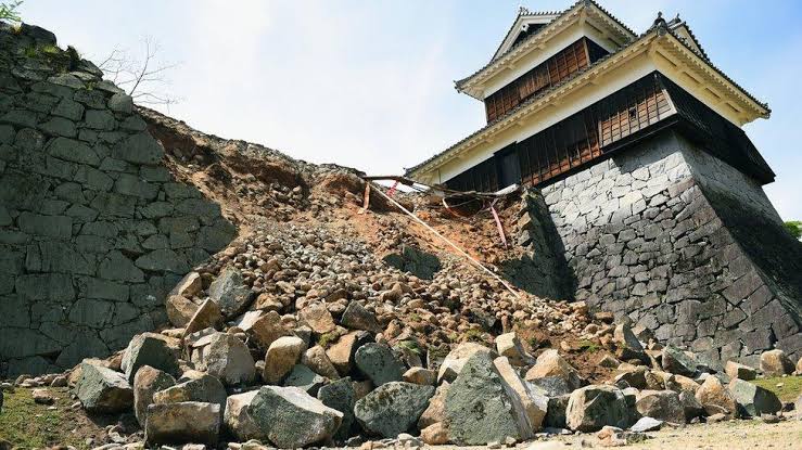 Japan earthquake: Powerful new tremor in Kumamoto - BBC News