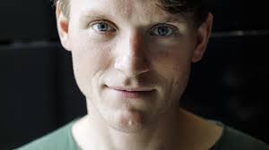 Bagedyst-Tobias får voldsom kritik for ny bog: Nu svarer han selv på  kritikken