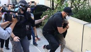 Μαυροειδάκος, ο οποίος υπογράμμισε ότι η επίθεση με το βιτριόλι ήταν πολύ καλά δουλεμένη από τη γυναίκα που την πραγματοποίησε. Epi8esh Me Bitrioli Ston Eisaggelea H 35xronh Drastis Fwto Video