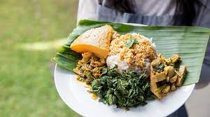 Gulung hingga rapat, semat ujungnya dengan lidi. Kalori Nasi Padang Tinggi Ini 4 Cara Jitu Mengakalinya
