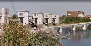 De stuw van monsin hier is duidelijk te zien hoeveel water er verloren gaat. Jxpobizfuqnbom