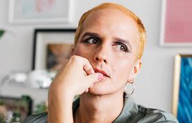 Escritora Ariel Richards: "Cada mujer transgénero transita cuando puede" -