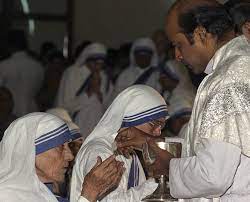How to take communion service at home. John Paul Ii And Mother Theresa On Communion In The Hand Praytellblog