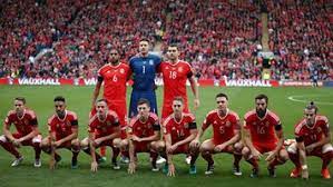 A seleção galesa, por sua vez, empatou na estreia contra a suíça e, na rodada seguinte, venceu a turquia. Galeses Surpreenderam Na Foto Pre Jogo Mas A Historia Nao E Nova Pais De Gales Jornal Record