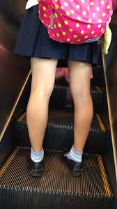 女子 高生 エスカレーター 盗撮
