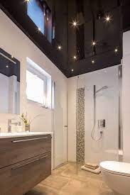 een hoogglans plafond kan zorgen dat een ruimte optisch groter lijkt zoals in deze badkamer de spots badezimmer decken badezimmer badezimmer deckenbeleuchtung