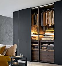 Der Kleiderschrank Mit Schiebeturen Ein Platzsparendes Stauraumwunder Mit Bildern Kleiderschrank Schiebeturen Wohnung Schlafzimmer Schrank