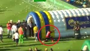 En otras redes sociales | 19.02.16; Newells Old Boys Luis Advincula Mando Beso A Hinchas De Rosario Central Rpp Noticias
