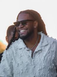 Aric B. in FULL EFFECT 🤟🏾⚡️ YO @thepresidentialsuitesband Lets hit em wit  a lil Tennessee 🥃 Show produced by @afrodesiacity 🤟🏾❤️ 🎥 shot by  @justbesnappin #aricbmusic #rnbmusic #bostonartist #singer #songwriter  #liveperformance ...