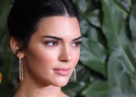 Die aktuellsten news und der heißeste gossip. Macht Kendall Jenner Selbst Aus Ihrer Akne Ein Geschaft Vogue Germany
