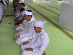 Penasihat agama maahad tahfiz sulaimaniyyah, eyyup gundogdu (kanan) menerima cek peruntukan daripada tengku mohamad rizam (tengah) sempena kos keseluruhan akan dibiayai sepenuhnya oleh kerajaan turki, katanya ketika merasmikan maahad tahfiz sulaimaniyyah di sini hari ini. Maahad Tahfiz Darul Quran Wal Qira At Repek Pasir Mas Kelantan