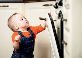 أي تها الأم كيف تأمنين على طفلك من الحوادث المنزلية Laha Magazine