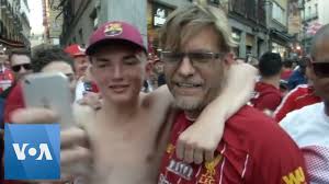 It took a while but jurgen klopp has finally claimed one of european football's showpiece trophies by becoming just the fourth liverpool manager to win the european cup, and it's safe to say he was very happy about it. Ù‚Ø¨Ù„ Ù…Ø¨Ø§Ø±Ø§Ø© Ø§Ù„Ø­Ù„Ù… Ø´Ø¨ÙŠÙ‡ Ù…Ø¯Ø±Ø¨ Ù„ÙŠÙØ±Ø¨ÙˆÙ„ ÙŠØ«ÙŠØ± Ø¶Ø¬Ø© ÙÙŠ Ø´ÙˆØ§Ø±Ø¹ Ù…Ø¯Ø±ÙŠØ¯ Cnn Arabic