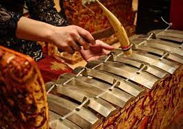 Alat musik tradisional dari bali bernama genggong ini terbilang sangat langka, karena dibuat dari pelepah pohon enau yang sudah tua. 10 Alat Musik Tradisonal Bali Beserta Perkembangannya Lengkap