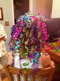 For en sprø hår dag, få dusinvis av. See 15 Gorgeous Colorful And Fun Hairstyles To Do At The Carnival Wacky Hair Days Wacky Hair Crazy Hair For Kids