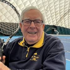 Tennisles biedt vluchtelingen troost: 'Ik denk steeds aan de oorlog, maar  hier niet'