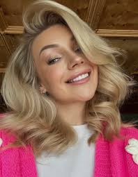 200: WOMEN WHO FLY ABROAD TO GET THEIR HAIR DONE (HAIR MILES!)** Paris for  a blow dry? Madrid for a cut? Dubai for a colour? I'm searching for  UK-based women who fly