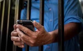 ??Presos con celular: una concesión que se volvió un problema... Lo que  nació como una medida de emergencia en pandemia hoy es una grave falla del  sistema: detenidos con celulares, conectados al