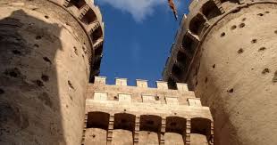 La Porte De Serranos Ou En Valencien Les Torres Dels Serrans Est Une Ancienne Entree A La Ville Medievale De Valence Qui Etai Ville Medievale Tours Saragosse