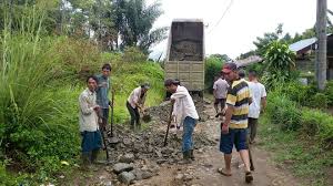 Dalam kegiatan gotong royong, masyarakat bahu membahu dalam menolong satu sama lain. Gotong Royong 17 Agustusan Toba Pulp Dan Masyarakat Parmaksian Majalah Csr