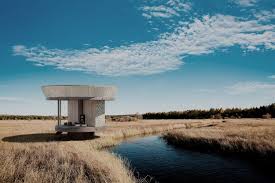 Rundes Holzhaus Am Ufer Eines Flusses Mitten In Der Natur Auf Dem Feld Nachhaltiges Design Und Materialien Kleines Zuhause Holzhaus Architektur
